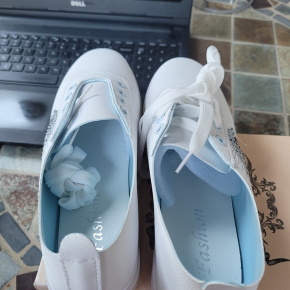 Ladles Sneakers - Picture 4 of 9